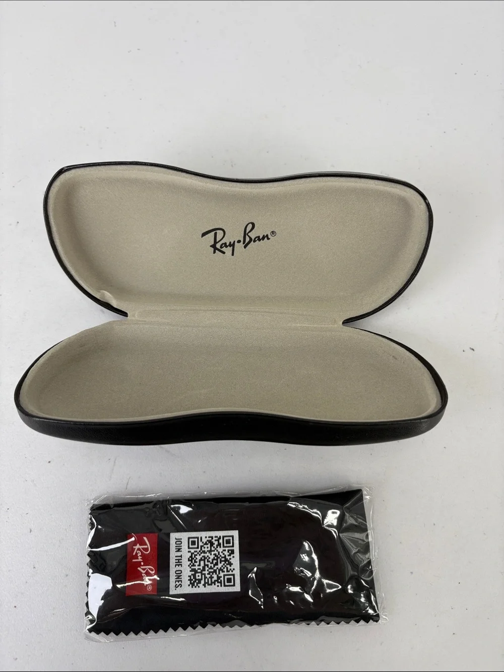 👜 Ray-Ban Black Hard Shell Glasses Case with Branded Cleaning Cloth